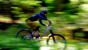 Descenso Vigo Marisquiño 2025: el descenso urbano en MTB. Foto de Nathanaël Desmeules.